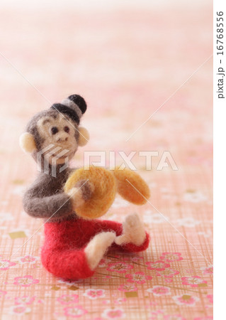 フェルトの猿とピンクの背景 フェルトの猿とピンクの背景 16768556