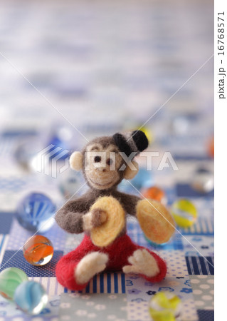 フェルトの猿とチェック柄の背景 16768571