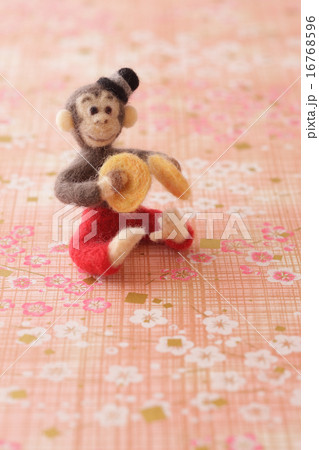 フェルトの猿とピンクの背景 16768596