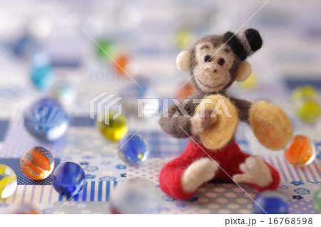 フェルトの猿とチェック柄の背景 16768598