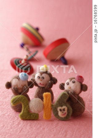 フェルトの猿とピンクの背景 16768599