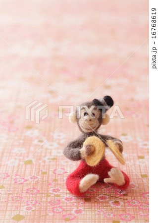 フェルトの猿とピンクの背景 16768619