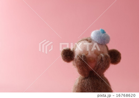 フェルトの猿とピンクの背景 16768620