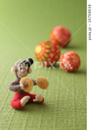 フェルトの猿と緑の背景 16768638
