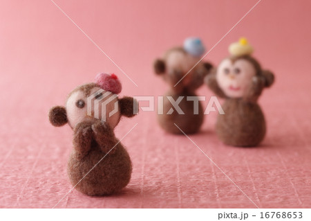 フェルトの猿とピンクの背景 フェルトの猿とピンクの背景 16768653