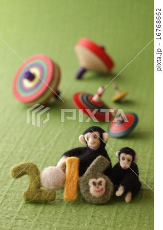 フェルトの猿と緑の背景 フェルトの猿と緑の背景 16768662