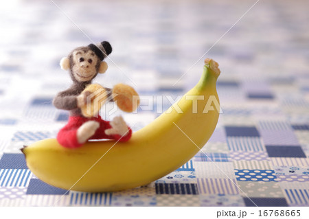 フェルトの猿とチェック柄の背景 16768665