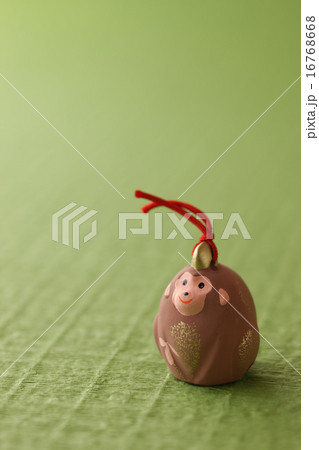 猿の人形と緑の背景 16768668