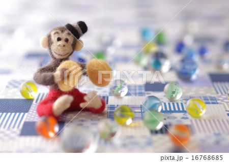 フェルトの猿とチェック柄の背景 16768685