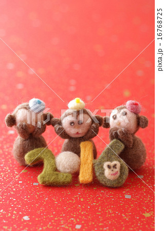 フェルトの猿と赤の背景 16768725