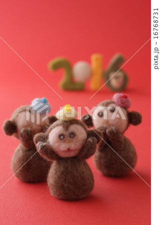 フェルトの猿と赤の背景 16768731