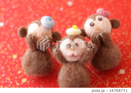 フェルトの猿と赤の背景 16768751