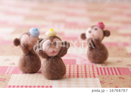 フェルトの猿とチェック柄の背景 フェルトの猿とチェック柄の背景 16768767