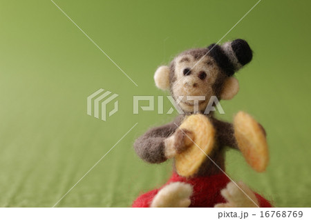 フェルトの猿と緑の背景 16768769