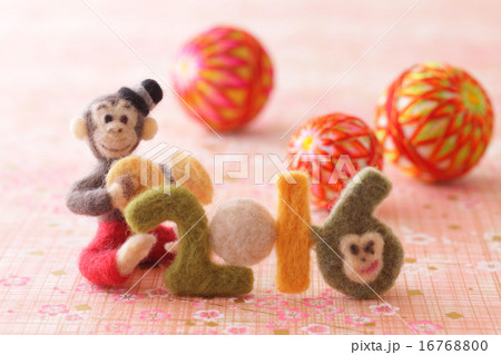 フェルトの猿とピンクの背景 16768800