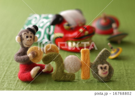 フェルトの猿と緑の背景 16768802