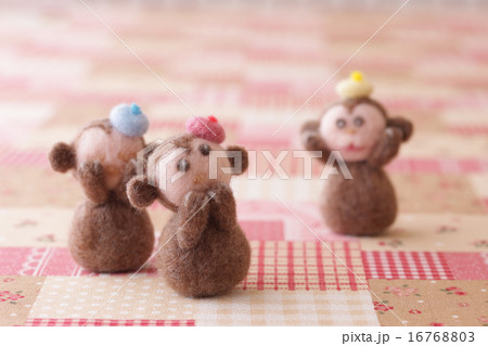 フェルトの猿とチェック柄の背景 フェルトの猿とチェック柄の背景 16768803