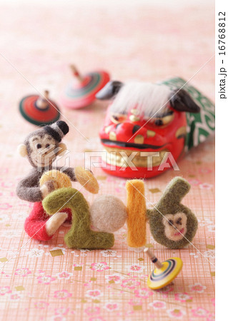 フェルトの猿とピンクの背景 フェルトの猿とピンクの背景 16768812