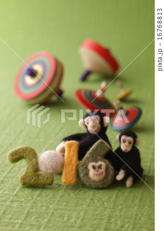 フェルトの猿と緑の背景 16768813
