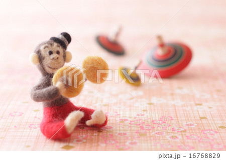 フェルトの猿とピンクの背景 16768829