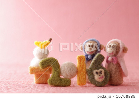 フェルトの猿とピンクの背景 16768839