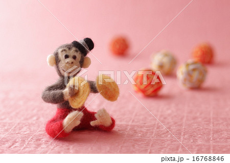フェルトの猿とピンクの背景 16768846
