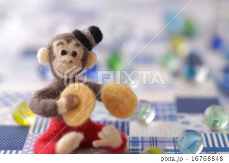 フェルトの猿とチェック柄の背景 16768848