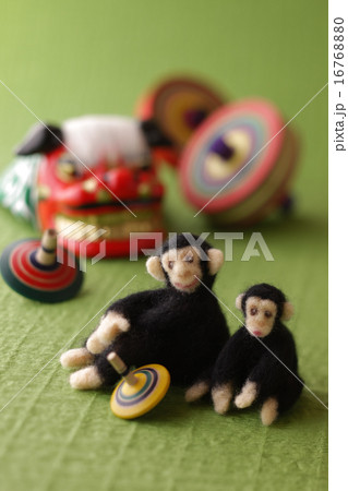 フェルトの猿と緑の背景 16768880