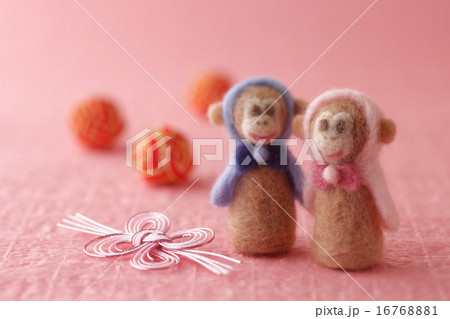 フェルトの猿とピンクの背景 16768881