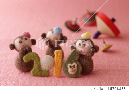 フェルトの猿とピンクの背景 16768883