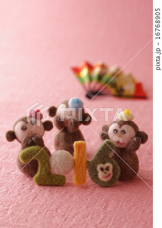 フェルトの猿とピンクの背景 16768905
