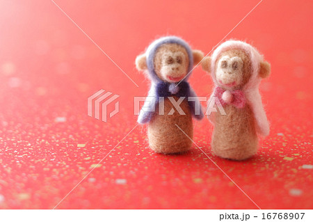 フェルトの猿のカップルと赤の背景 16768907