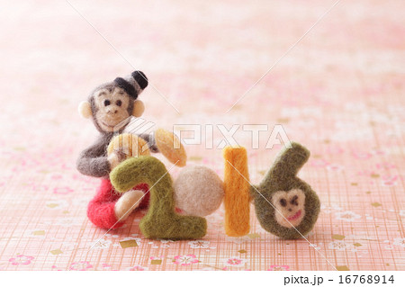フェルトの猿とピンクの背景 フェルトの猿とピンクの背景 16768914