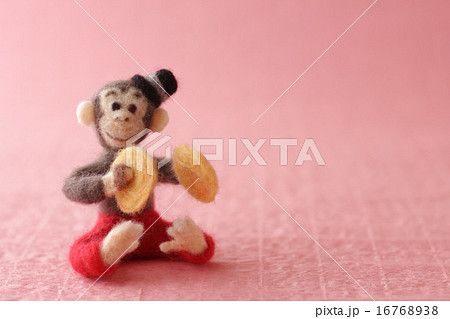 フェルトの猿とピンクの背景 16768938