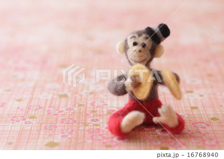 フェルトの猿とピンクの背景 フェルトの猿とピンクの背景 16768940