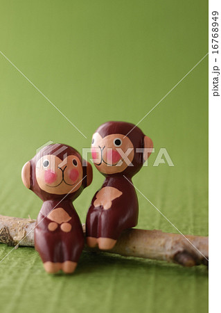 猿の人形と緑の背景の写真素材