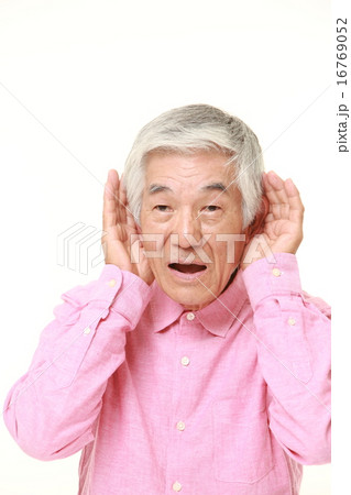 耳を澄ます高齢者 耳を澄ます高齢者 16769052