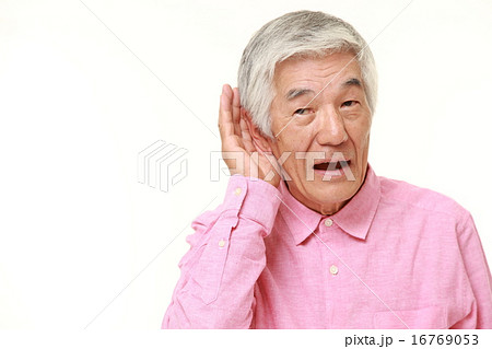 耳を澄ます高齢者 耳を澄ます高齢者 16769053