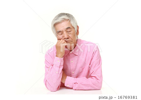 居眠りをする高齢者 16769381