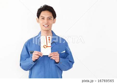 祝い金をもらう作業服の男性 16769565