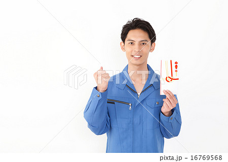 祝い金をもらう作業服の男性 16769568