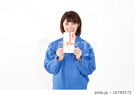 祝い金をもらう作業服の女性 16769572
