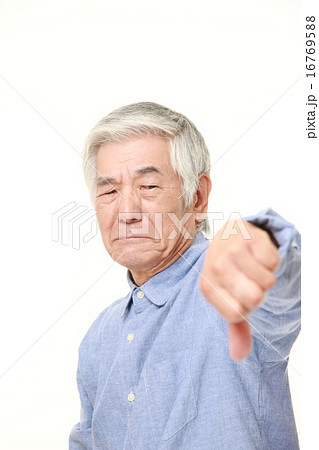 不満を露わにする高齢者 16769588