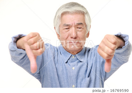 不満を露わにする高齢者 不満を露わにする高齢者 16769590