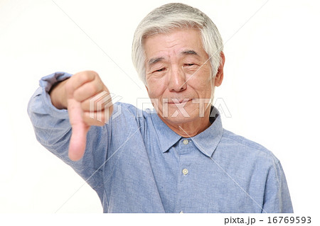 不満を露わにする高齢者 16769593