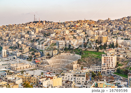 夕方のアンマン市街地の風景(ヨルダン、アンマン城塞より) 夕方のアンマン市街地の風景(ヨルダン、アンマン城塞より) 16769596