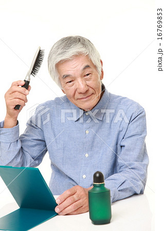 抜け毛予防に余念のない高齢者 16769853