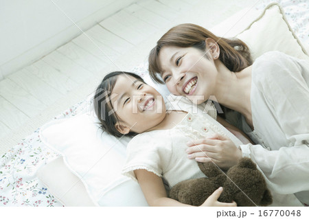 添い寝する親子 16770048