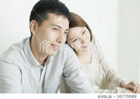 仲良い20代夫婦 16770089