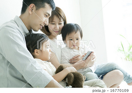 スマホで遊ぶ親子 16770109